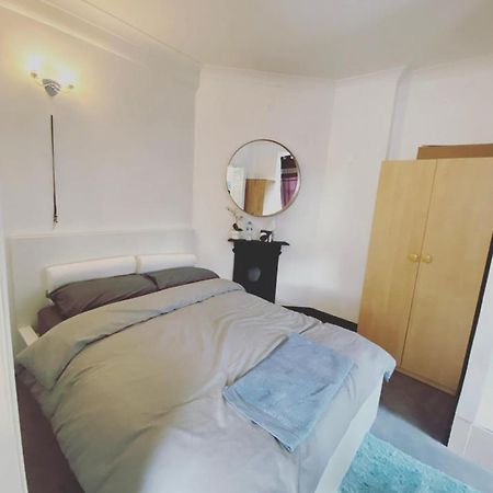 Complete 1 Bedroom Apartment With Wi-Fi, Kitchen, Tv In Heart Of Chiswick, Londra Dış mekan fotoğraf
