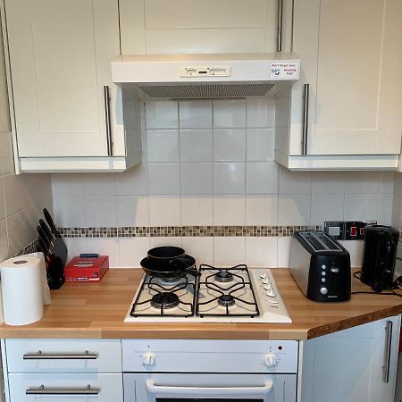 Complete 1 Bedroom Apartment With Wi-Fi, Kitchen, Tv In Heart Of Chiswick, Londra Dış mekan fotoğraf