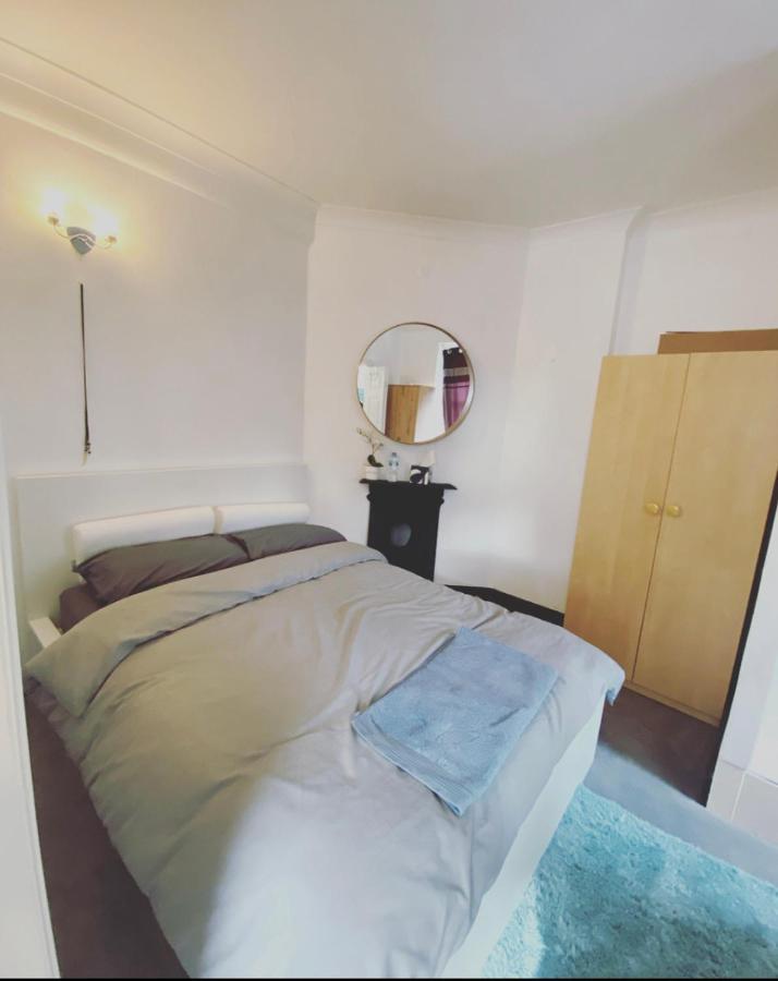 Complete 1 Bedroom Apartment With Wi-Fi, Kitchen, Tv In Heart Of Chiswick, Londra Dış mekan fotoğraf