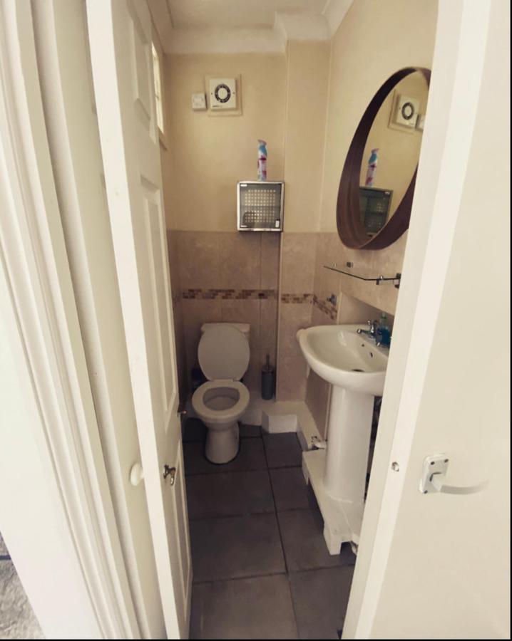 Complete 1 Bedroom Apartment With Wi-Fi, Kitchen, Tv In Heart Of Chiswick, Londra Dış mekan fotoğraf