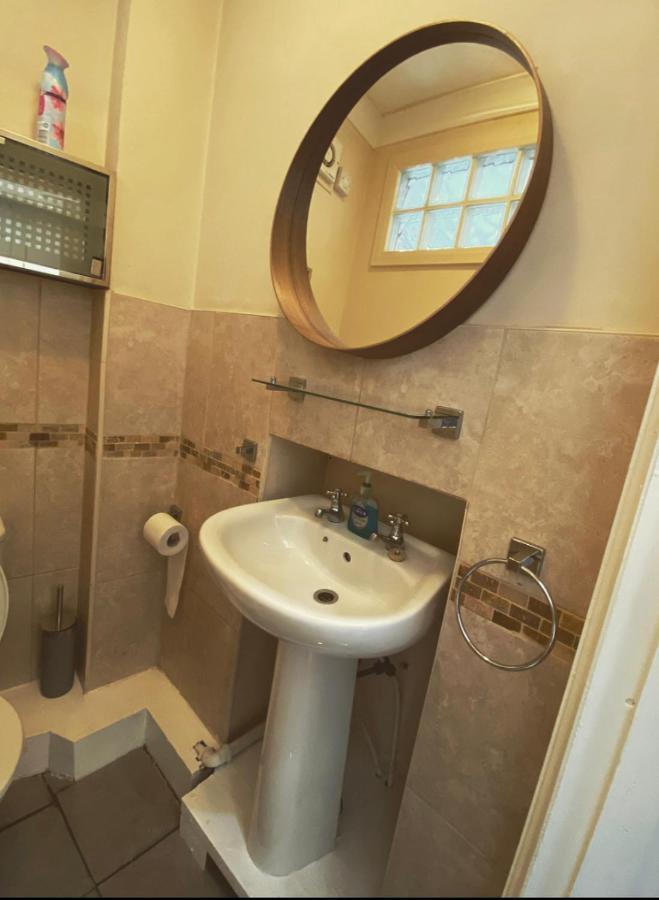 Complete 1 Bedroom Apartment With Wi-Fi, Kitchen, Tv In Heart Of Chiswick, Londra Dış mekan fotoğraf