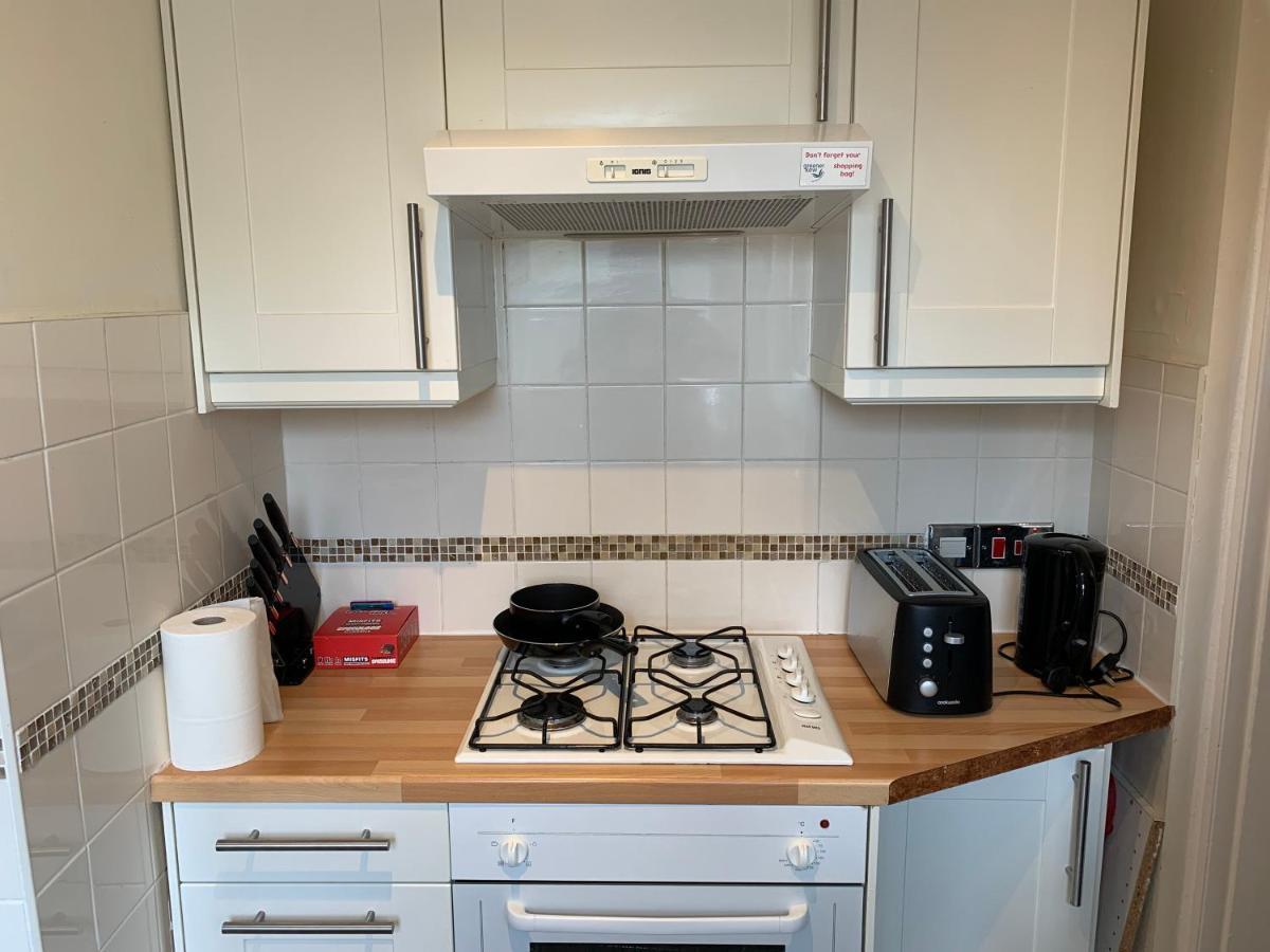 Complete 1 Bedroom Apartment With Wi-Fi, Kitchen, Tv In Heart Of Chiswick, Londra Dış mekan fotoğraf