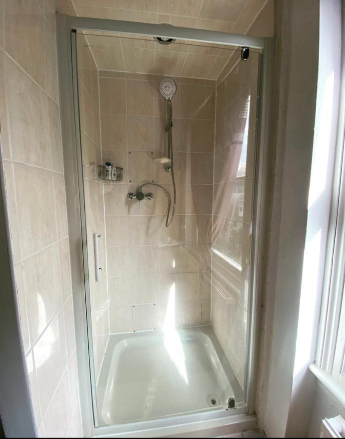Complete 1 Bedroom Apartment With Wi-Fi, Kitchen, Tv In Heart Of Chiswick, Londra Dış mekan fotoğraf
