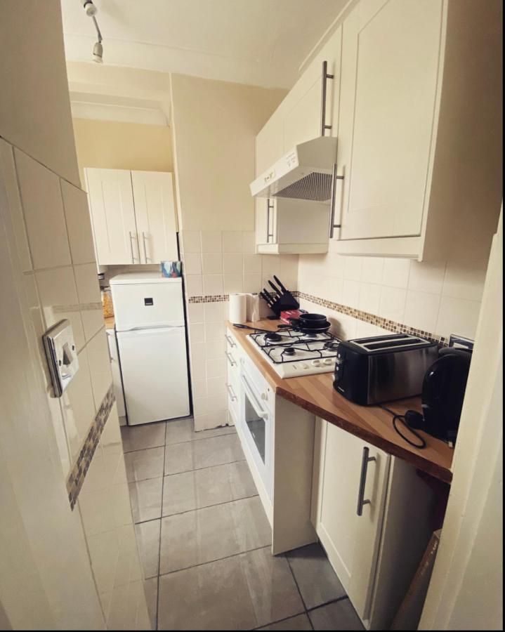 Complete 1 Bedroom Apartment With Wi-Fi, Kitchen, Tv In Heart Of Chiswick, Londra Dış mekan fotoğraf