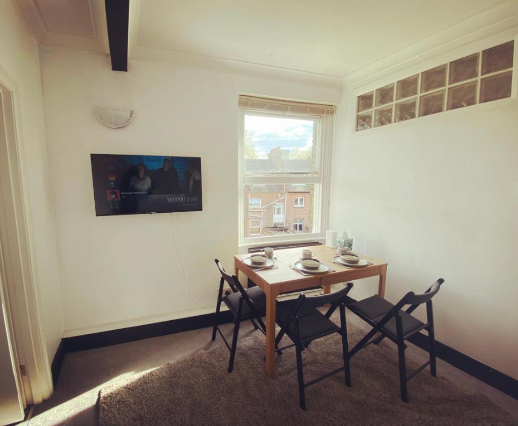 Complete 1 Bedroom Apartment With Wi-Fi, Kitchen, Tv In Heart Of Chiswick, Londra Dış mekan fotoğraf