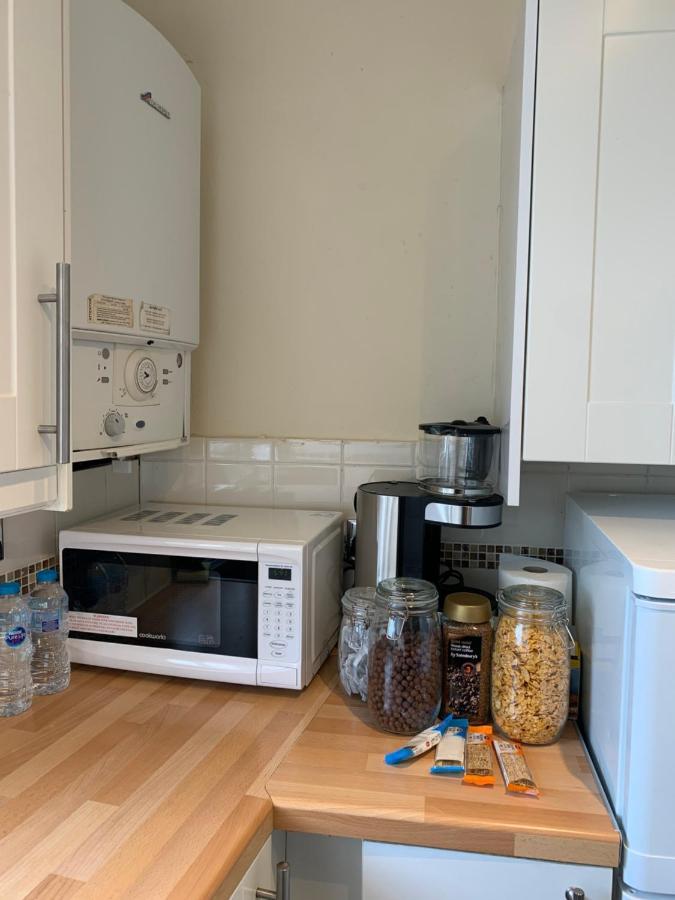 Complete 1 Bedroom Apartment With Wi-Fi, Kitchen, Tv In Heart Of Chiswick, Londra Dış mekan fotoğraf